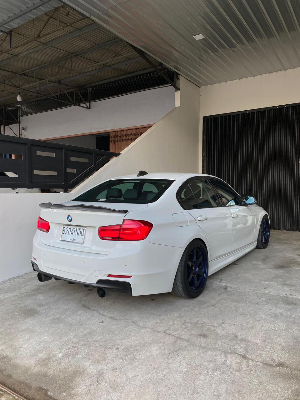 BMW seri 320i merupakan jenis mobil yang tergolong disukai para pecinta Mobil BMW pemula.