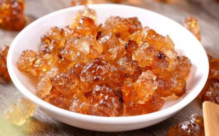 Kristal peach gum alami yang siap diolah menjadi minuman sehat.