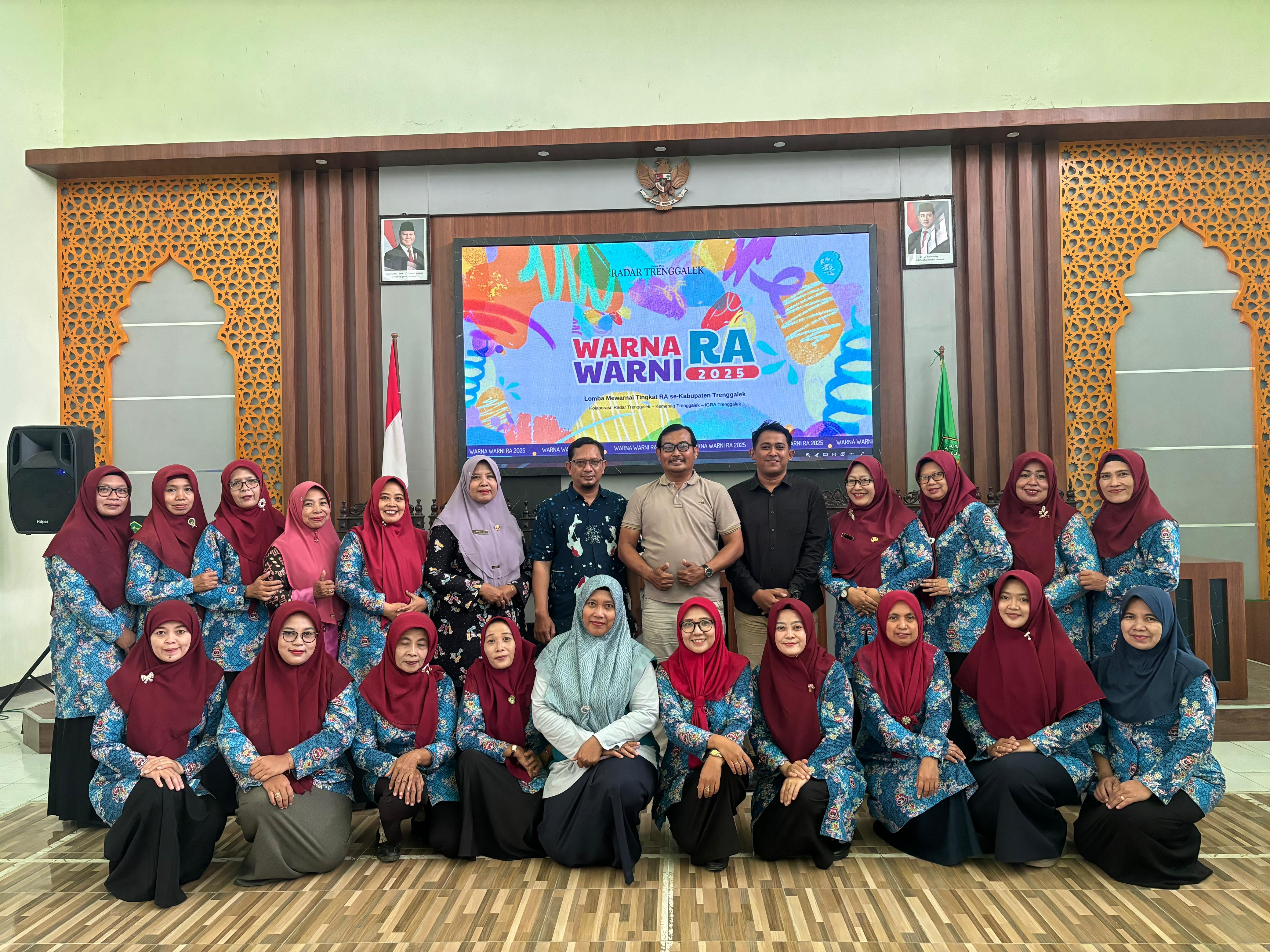KOLABORASI: PD IGRA Kabupaten Trenggalek dan Tim Radar Trenggalek foto bersama usai membahas agenda event mewarna, Jumat (19/9/2025).
