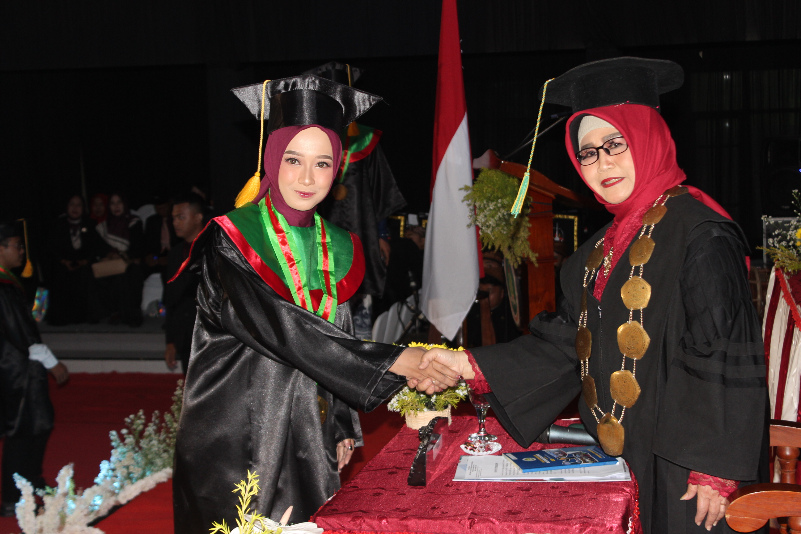 Ketua STKIP PGRI Trenggalek, Dr. Dwi Kuncorowati M.Pd memberikan ucapan selamat ke wisudawan usai Rapat Terbuka Senat Wisuda ke-44 Sarjana Strata 1 Tahun Akademik 2024&ndash;2025, Sabtu (20/9/2025).
