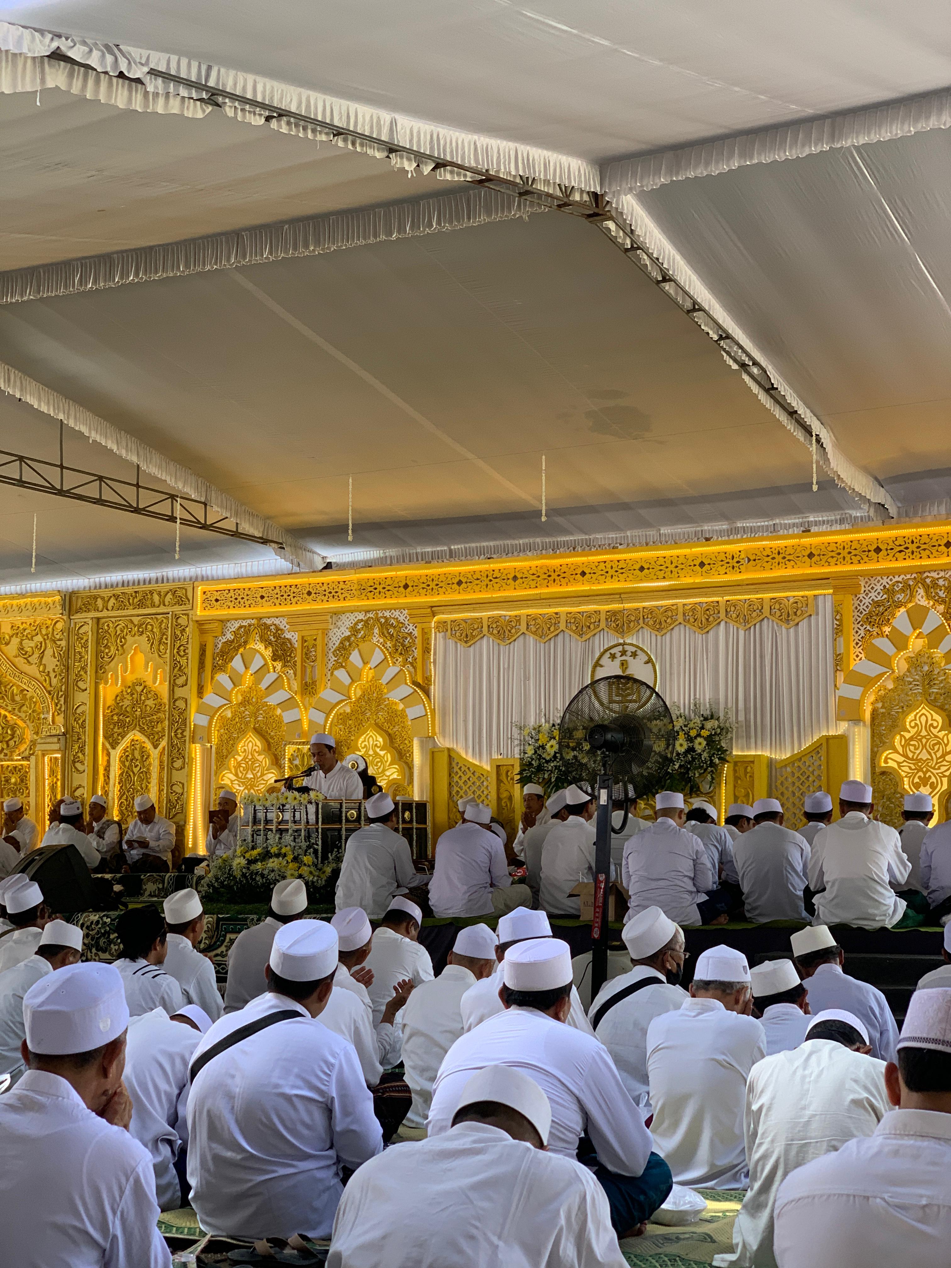 Ribuan jamaah hadir di Majelis Dzikir Maulidurrasul SAW dan Haul Akbar Masyayikh digelar oleh Jamaah Al Khidmah, di Kampus Institut Teknologi dan Bisnis (ITB) Trenggalek, Sabtu (20/9/2025).