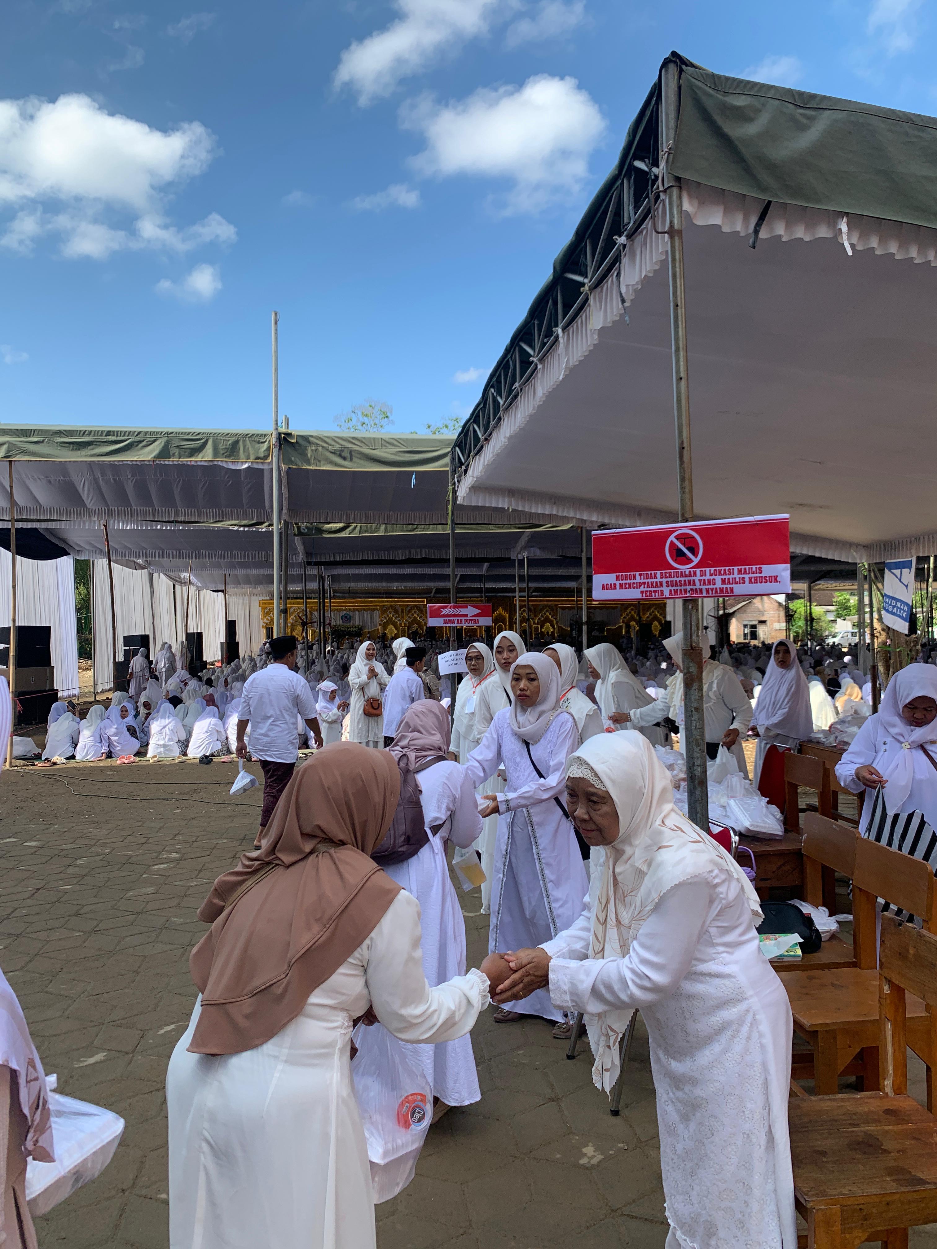 Jamaah Al Khidmah yang hadir diberi konsumsi makan pada acara Majelis Dzikir dan Haul.
