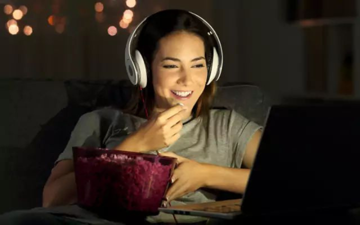 Menonton film lama sering menghadirkan nostalgia dan kesan mendalam yang sulit tergantikan.