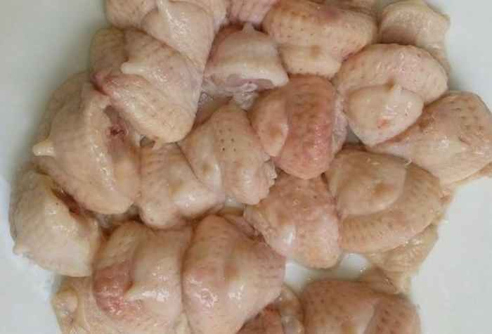 Mitos atau fakta, makan brutu ayam bikin lupa? Simak penjelasan medis, kandungan gizi, dan kebenaran di balik kepercayaan turun-temurun ini.