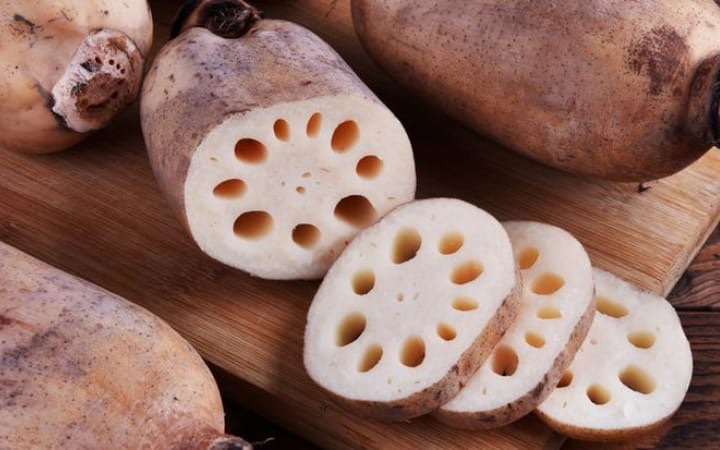 Akar teratai atau rhizome juga memiliki nilai gizi tinggi dan sudah lama digunakan sebagai bahan makanan serta obat tradisional.