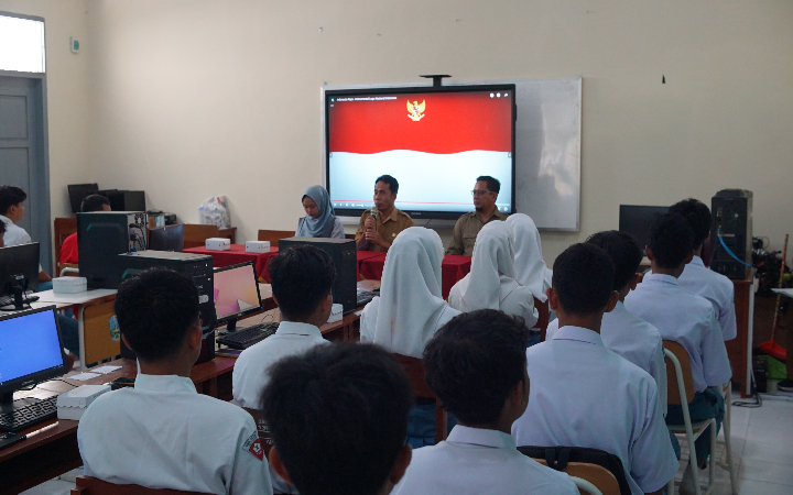 Kepala SMKN 1 Suruh Trenggalek, Nurhodin SPd MPd (tengah), saat membuka Diklat Jurnalistik bertema Membangun Generasi Cerdas, Kritis, dan Kreatif Melalui Jurnalistik, Selasa (23/9/2025).