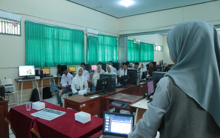 Perserta diklat di SMKN 1 Suruh Trenggalek ketika antusias mendengarkan pemateri dari tim Jawa Pos Radar Trenggalek.