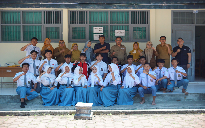 Guru dan siswa SMKN 1 Suruh Trenggalek berfoto bersama usai diklat jurnalistik.