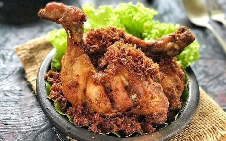 Ayam goreng lengkuas terkenal dengan cita rasa gurih dan aroma rempah yang menggugah selera.