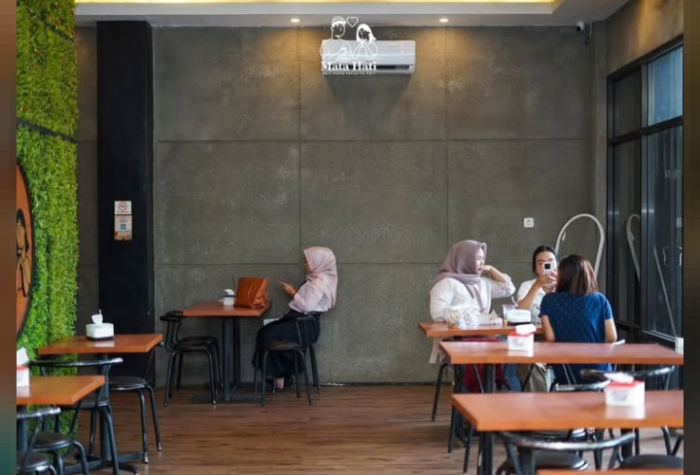 Salah satu kafe nyaman di Trenggalek dengan menu favorit, harga terjangkau, suasana Instagramable, dan tips foto menarik.