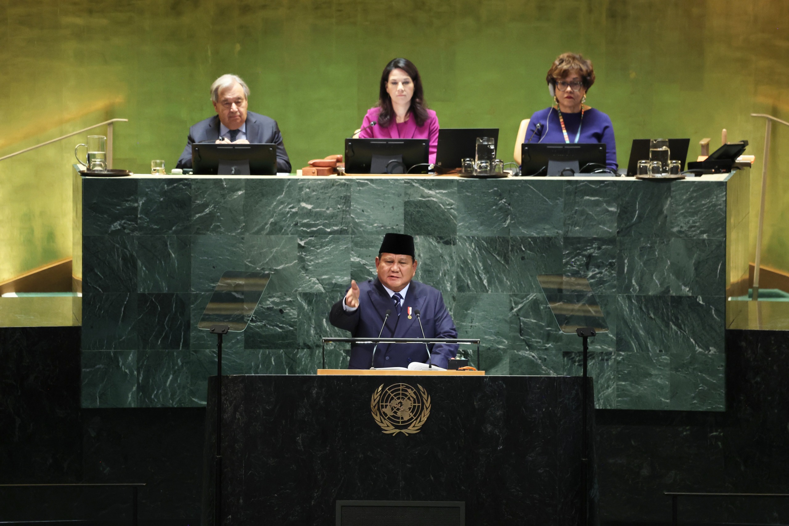 Momen unik terjadi saat jurnalis&nbsp;memberikan hadiah istimewa untuk ulang tahun ke-74 Presiden Republik Indonesia, Prabowo Subianto.