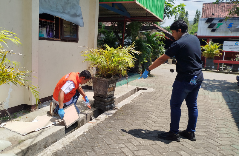 CARI BUKTI : Unit Inafis Satreskrim Polres Trenggalek melakukan olah TKP di SMKN 1 Trenggalek yang kembali disatroni maling.&nbsp;
