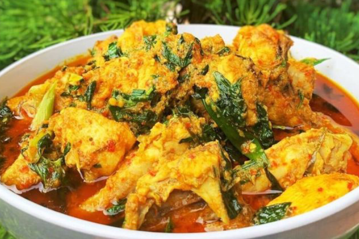 Racikan rempah khas Manado membuat ayam woku pedas ini jadi favorit di meja makan keluarga.