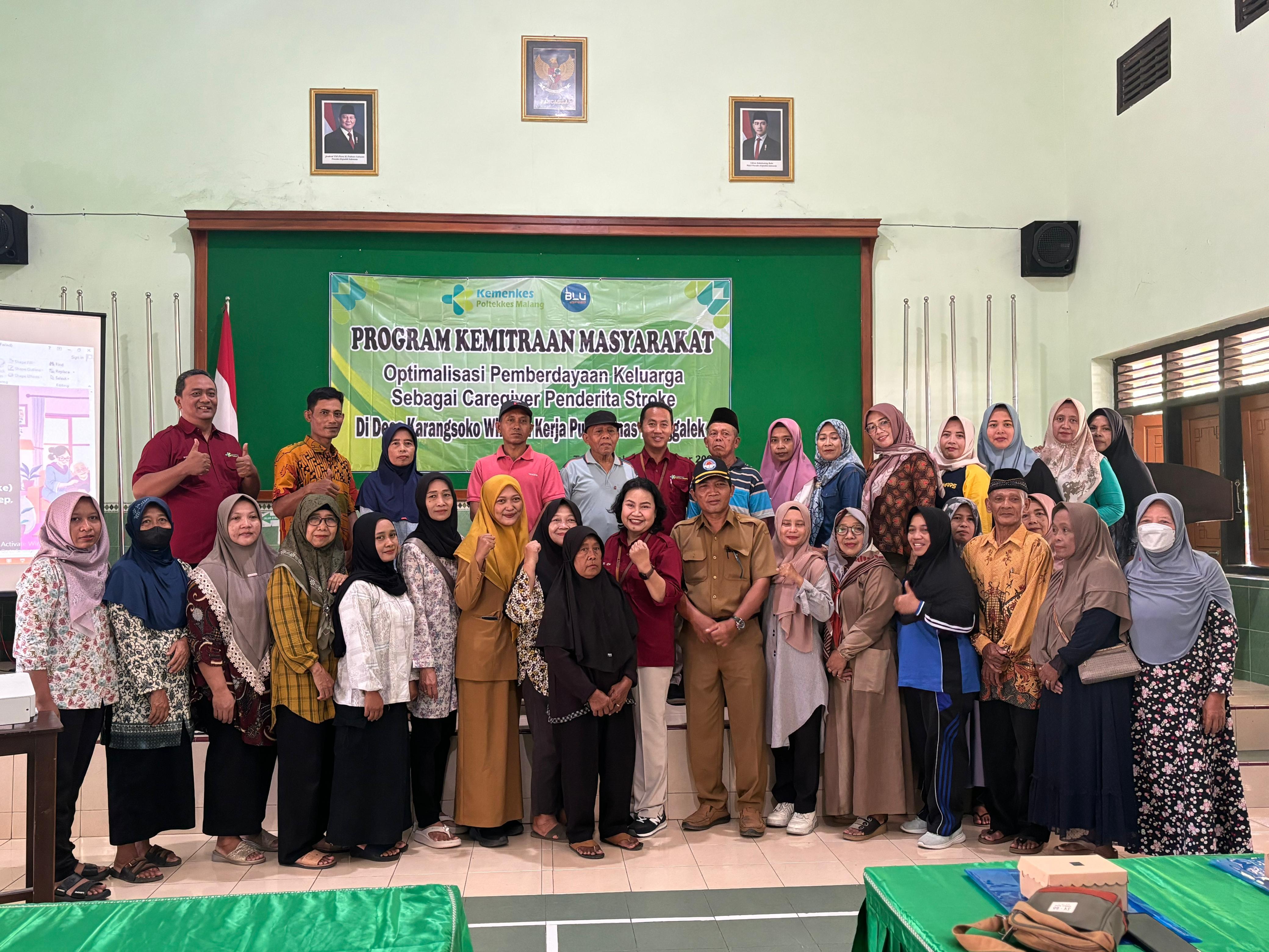 Tim dosen Poltekes Malang diketuai Mimik Chirstiani, SST., M.Kes bersama mahasiswa gelar kegiatan pelatihan dan pendampingan pada keluarga penderita stroke di Desa Karangsoko, Kecamatan Trenggalek.