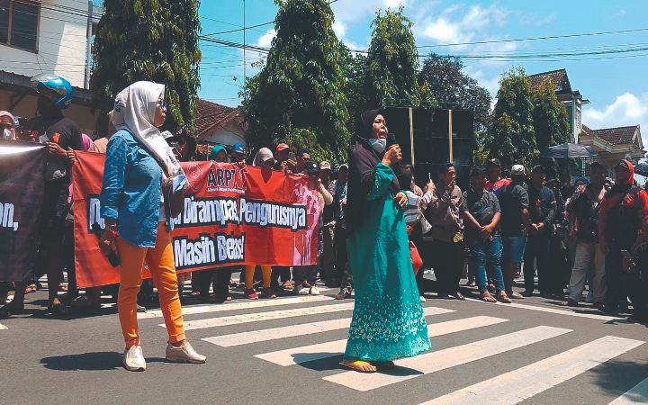 Anggota KSPPS Madani kembali mengunjungi kantor DPRD Trenggalek agar difasilitasi untuk pengembalian dana, Rabu (24/9/2025).