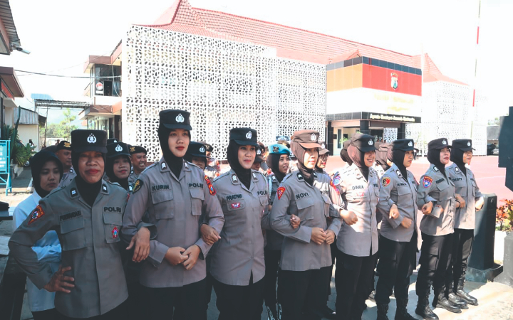Personel Polres Trenggalek ketika melakukan latihan untuk memperluas kesiapsiagaan dalam menghadapi gangguan, Selasa (23/9/2025).