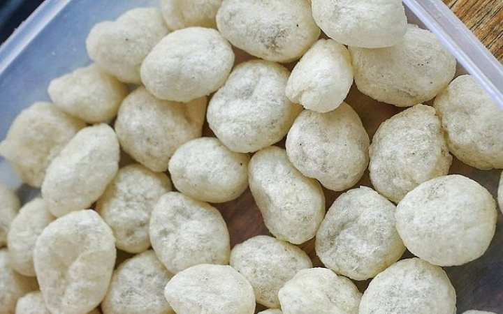 Cimol anti meledak, kenyal di dalam garing di luar, makin mantap ditaburi bumbu pedas gurih.