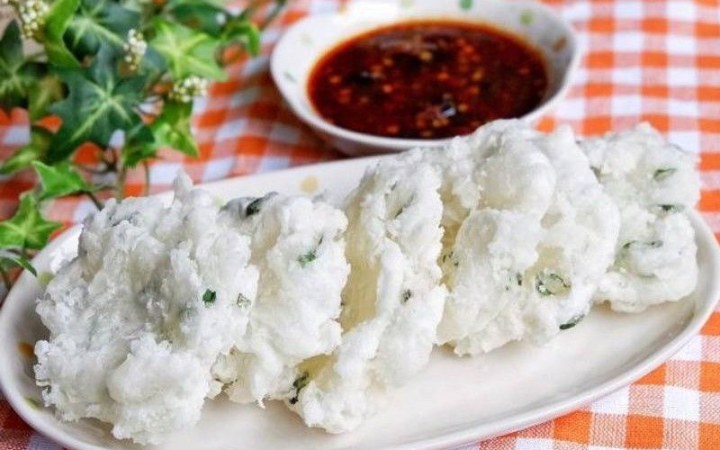 Cireng crispy renyah berpadu dengan sambal rujak pedas manis, camilan khas Bandung yang selalu bikin nagih.