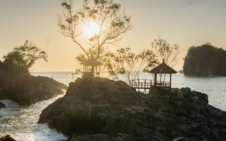 Pantai Kuyon di Trenggalek dikenal memiliki pasir putih yang bersih dan air laut yang jernih kebiruan di selatan pulau Jawa ini.