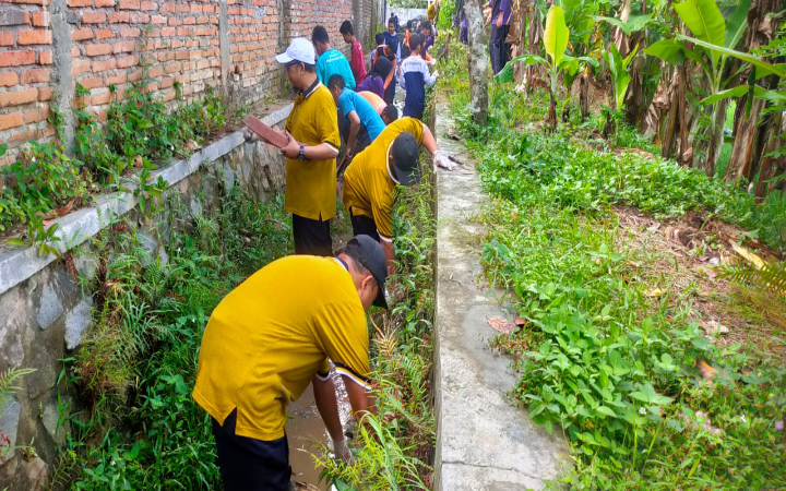 Dalam rangka memperingati World Cleanup Day, seluruh warga MTsN 2 Trenggalek melaksanakan kegiatan kerja bakti massal yang melibatkan siswa, guru, serta staf madrasah pada Sabtu (20/9/2025) lalu.