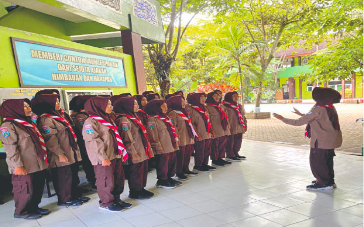 Di setiap Senin pagi, MTsN 2 Trenggalek mengadakan upacara bendera sebagai simbol kebersamaan dan nasionalisme. Upacara tak lepas dari tim paduan suara terdiri dari siswa-siswi berbakat dan semangat.