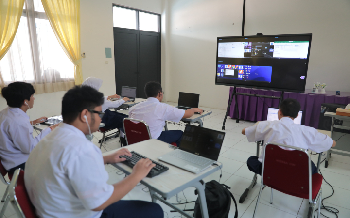Semangat belajar siswa tunanetra di SLB-A Pembina Tingkat Nasional Jakarta semakin meningkat sejak hadirnya fasilitas Smart Board atau papan interaktif IFP yang disediakan pemerintah.