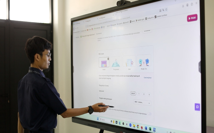 Kehadiran Smart Board atau papan interaktif digital IFP di SLB-A Pembina Tingkat Nasional Jakarta membawa warna baru dalam proses pembelajaran.