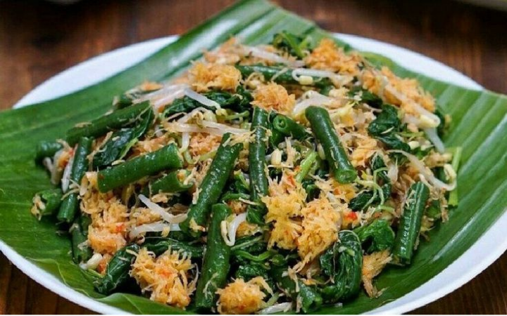Urap sayur khas Jawa menghadirkan cita rasa gurih segar dengan bumbu kelapa parut yang khas.