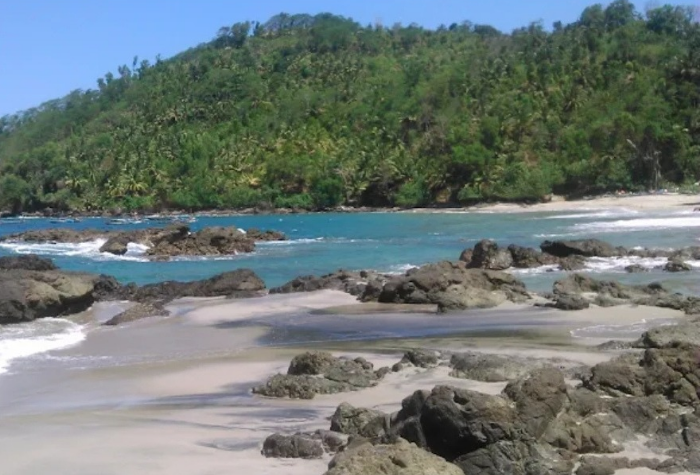 Pantai Ngampiran di Munjungan, Trenggalek, menawarkan keindahan alam yang masih alami.