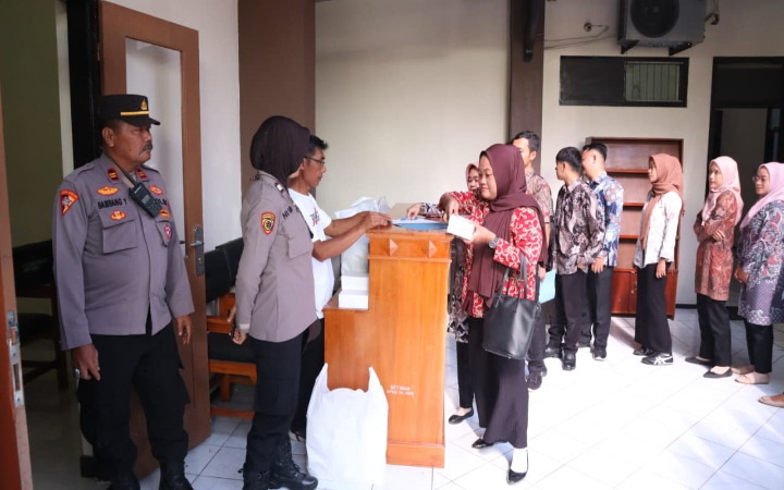 Anggota kepolisian ketika mengamankan aksi hearing Asosiasi Guru PPG di kantor DPRD Trenggalek, Jumat (26/9/2025).