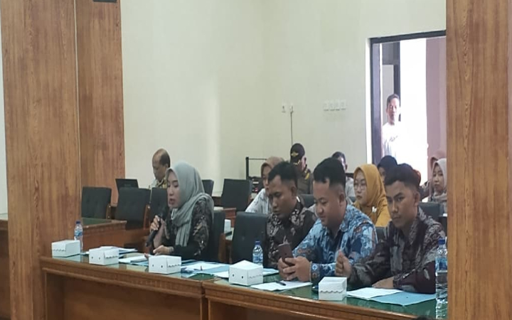 Relawan guru di Trenggalek menyampaikan aspirasi mereka dalam RDP) bersama DPRD Trenggalek, Jumat (26/9/2025).