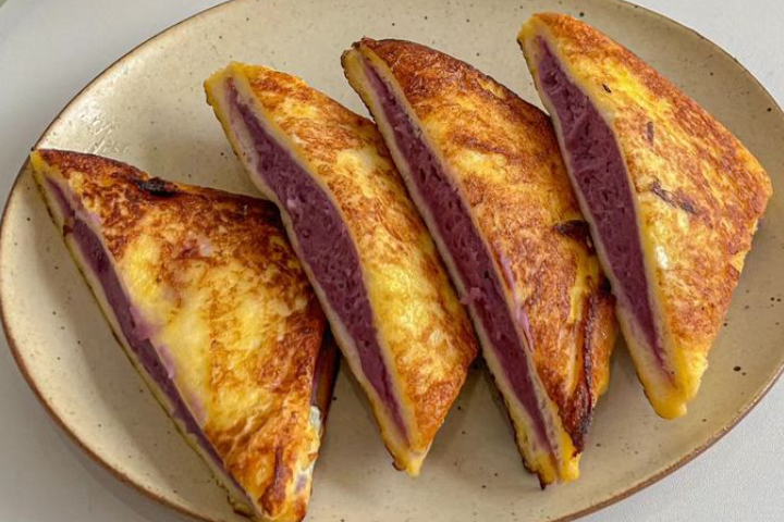 Roti panggang lembut berpadu ubi ungu dan keju lumer, jadi camilan manis gurih yang praktis dibuat di rumah.