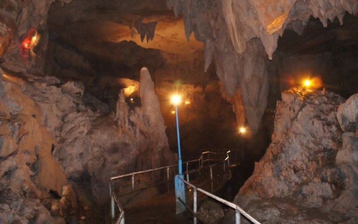 Keindahan stalaktit dan stalagmit Goa Lowo Trenggalek yang memikat perhatian pengunjung.
