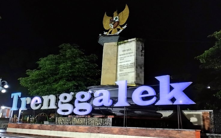 Alun-Alun Trenggalek adalah pusat keramaian malam hari yang paling populer.