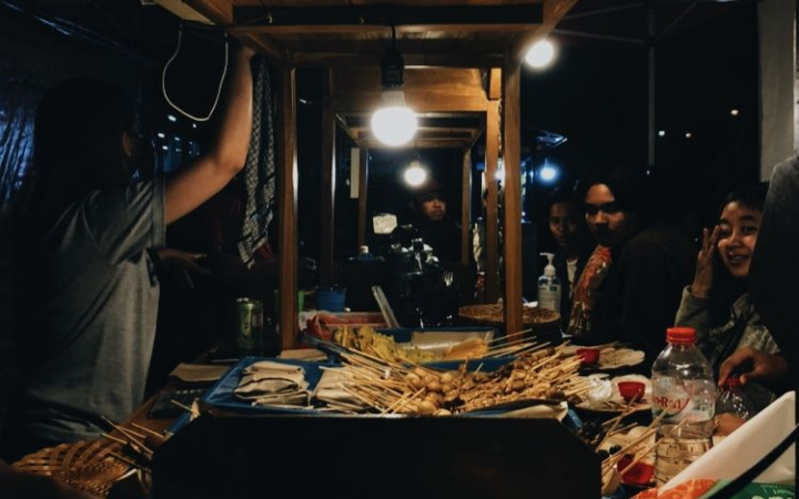 Di balik tenangnya suasana malam, ternyata kuliner malam Trenggalek menyimpan sejuta rasa yang sayang untuk dilewatkan.&nbsp;