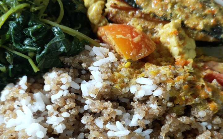 Berbagai makanan tradisional Trenggalek malam hari yang menggugah selera.