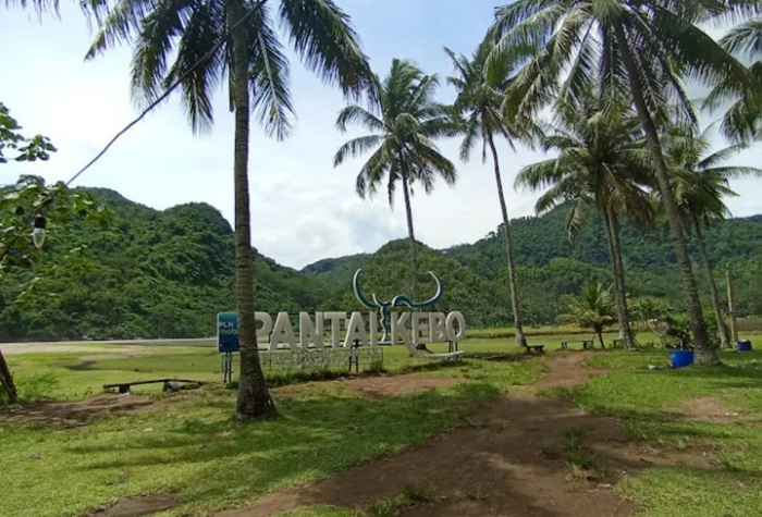 Pantai Kebo di Trenggalek menawarkan keindahan alam yang tenang dan asri.