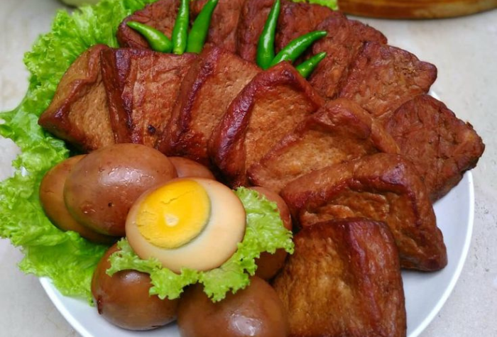 Telur bacem khas Jawa dengan cita rasa manis gurih. Simak resep, sejarah, manfaat, dan variasi bacem yang bisa dibuat dengan mudah di rumah.