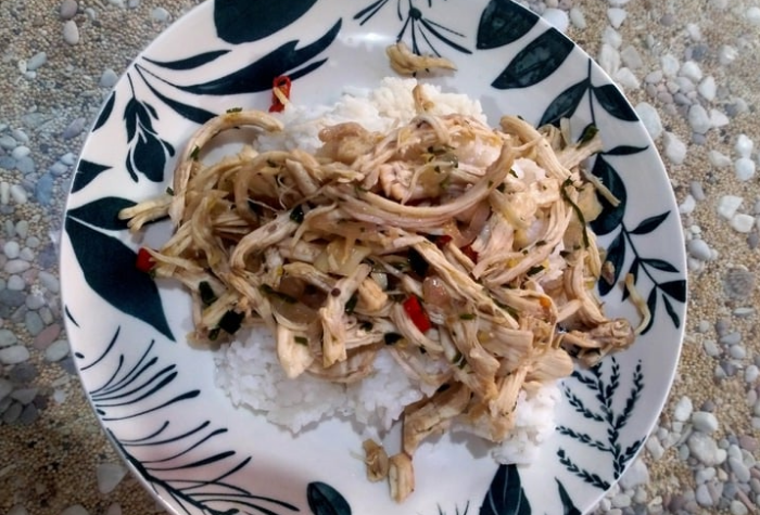 Lezat dan wangi! Ayam suwir daun jeruk siap menemani makan siangmu dengan nasi hangat.