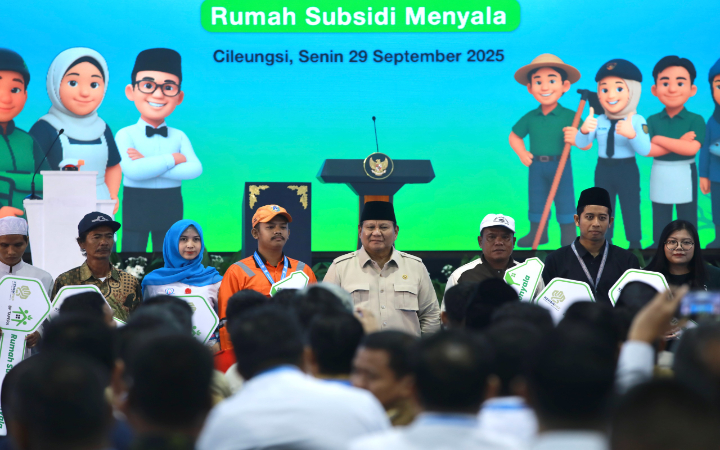 Presiden Prabowo dalam kegiatan akad massal dan serah terima kunci rumah Kredit Pemilikan Rumah (KPR) FLPP di Pesona Kahuripan 10, Cileungsi, Bogor, Jawa Barat, Senin (29/9/2025).