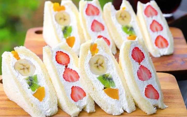 Manis, segar, dan lembut, sandwich buah ala Jepang ini bikin ngemil makin menyenangkan.