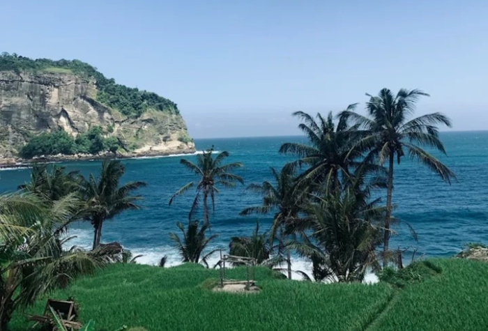 Pantai Tirisan Trenggalek menawarkan pesona alami dengan pasir putih, air laut jernih, dan suasana tenang yang cocok untuk liburan santai.