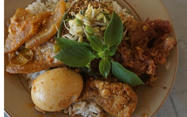 Sego tumpang khas Trenggalek tersaji hangat dengan lauk lengkap dan sambal tempe semangit yang menghadirkan cita rasa gurih pedas penuh makna.