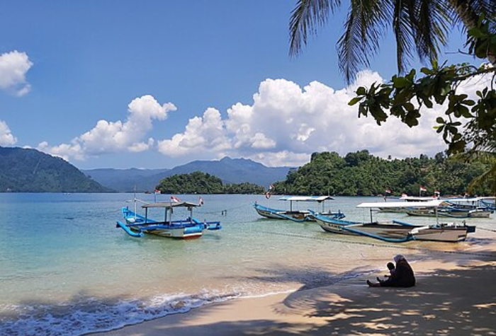 Watulimo Trenggalek terkenal dengan wisata Pantai Prigi, Karanggongso, Pasir Putih, hingga Goa Lowo yang memikat.