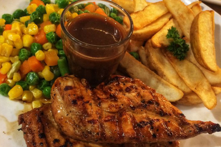 Steak ayam rumahan jadi pilihan spesial yang praktis dibuat, rasanya gurih dan tetap ramah di kantong.