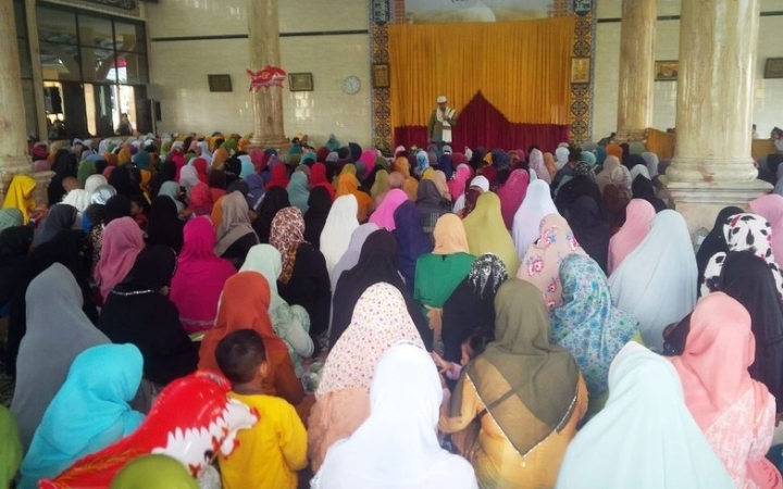 Menyambut Ramadan, masjid di Trenggalek dipenuhi jamaah yang mengikuti pengajian sebagai wujud memperkuat iman dan mempererat kebersamaan.
