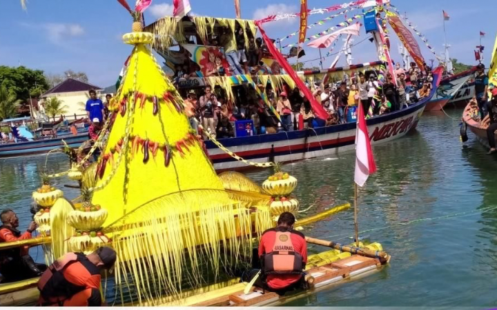 Warisan budaya pesisir Trenggalek yang sarat makna, Larung Sembonyo menghadirkan doa, syukur, dan kebersamaan di tengah laut Pantai Prigi.
