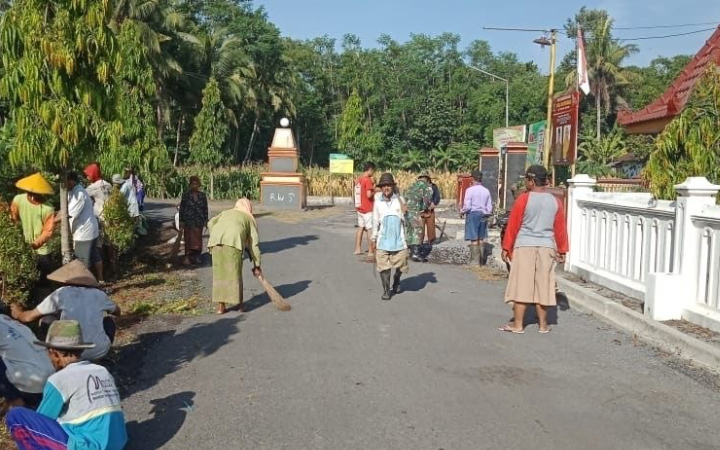 Tradisi bersih desa jelang Ramadan di Trenggalek menjadi wujud kebersamaan masyarakat dalam mempersiapkan lahir batin menyambut bulan suci.