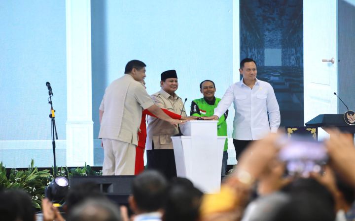 Presiden Prabowo menegaskan target besar pemerintah dalam pembangunan perumahan rakyat yang mencapai 3 juta rumah, saat  Akad Massal 26.000 Kredit KPR FLPP dan Serah Terima Kunci, di Bogor.