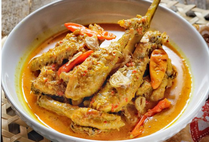 Nikmati cita rasa autentik ayam lodho khas Trenggalek dengan resep mudah ini. Bumbu rempahnya yang khas membuat masakan semakin istimewa.